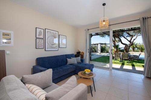 Posezení v ubytování Gabriel apartment with a shared pool close to the beach