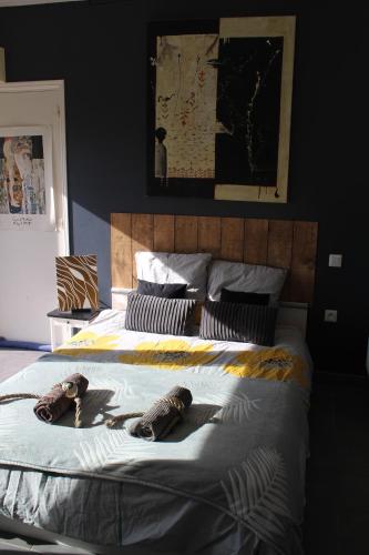 um quarto com uma cama grande e 2 almofadas em Studio 20m² au calme à Idron (5min de Pau) em Idron