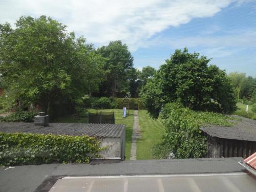uma vista para o jardim a partir do telhado de uma casa em Ferienwohnung auf dem Lande em Loxstedt