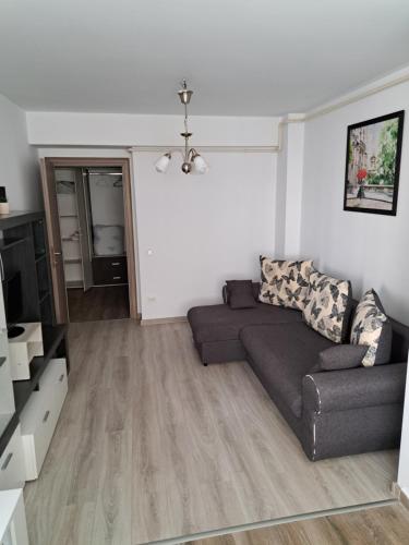 - un salon avec un canapé et une table dans l'établissement Fiald Apartament nou, à Bacău