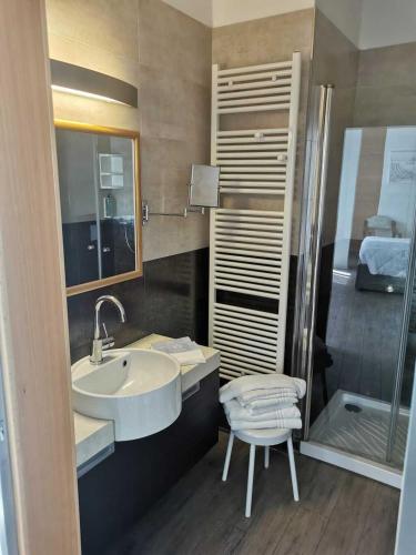 y baño con lavabo y ducha. en Hotel Valdor, en Cavallino-Treporti