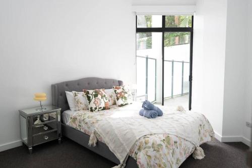 Cozy Retreat in Sydney CBD tesisinde bir odada yatak veya yataklar