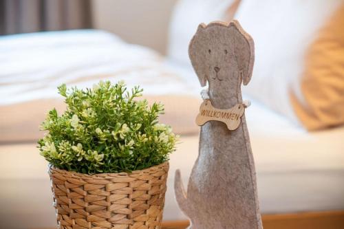プフロンテンにあるFerienwohnung Dackelblickの鉢植えの植物の横にあるウサギの置物