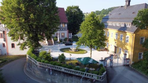an overhead view of a street in a small town at Kavaliershaus neben Schloss Rauenstein in Rauenstein