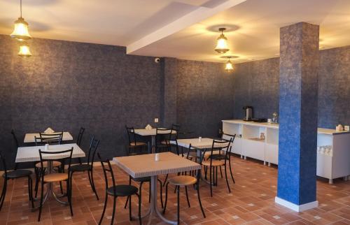um restaurante com mesas e cadeiras num quarto em Hotel Hills in Old Tbilisi em Tbilisi