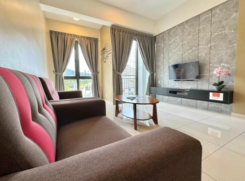 een woonkamer met een bank en een tv bij Themework Homestay@Cameron Highlands in Cameron Highlands