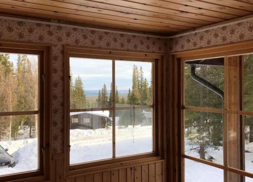 a room with windows with a view of a snow covered yard at Bydalsfjällen Östersund Åre Jämtland in Oviken