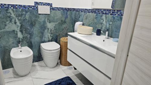 La salle de bains est pourvue de toilettes et d'un lavabo. dans l'établissement Blue Dreams, à Castellammare di Stabia