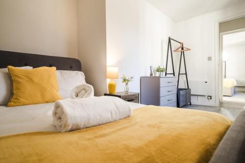 Ένα ή περισσότερα κρεβάτια σε δωμάτιο στο Charming 2-Bedroom Town House - short walk from the station