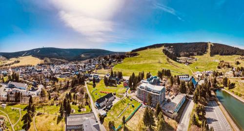 クアオルト・オーバーヴィーゼンタールにあるSummit of Saxony Resort Oberwiesenthalの丘の上の町の空中