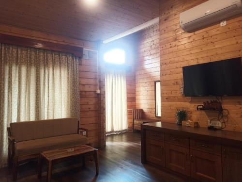TV a/nebo společenská místnost v ubytování Rishat Sngi Orchid Resort, Shillong