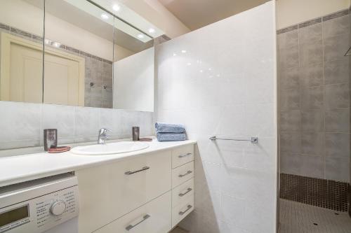 Bathroom sa Le Cap St-Charles - Spacieux dernier étage - terrasses - climatisation - parking