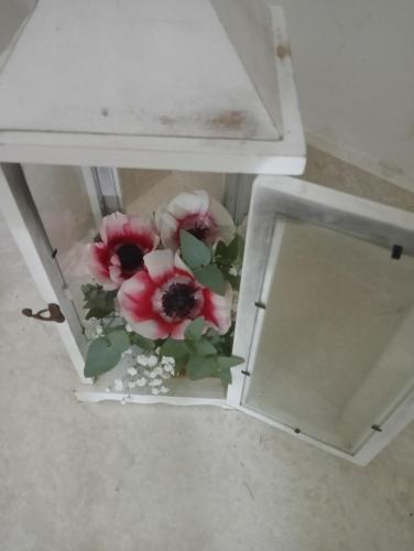 a white table with flowers in a white drawer at mya luxury rooms and wellness in Melendugno