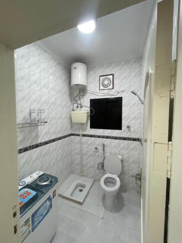 Baño pequeño con aseo y lavamanos en شقة كدي 1, en Al Masfalah