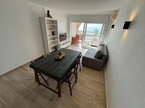 エンプリアブラバにあるAwayDays - 60 - 1-Bed Apartment with Sea Viewのリビングルーム(テーブル、ソファ付)