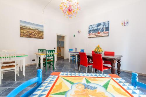 - une salle à manger avec une table et des chaises dans l'établissement B&B Dimora di Girgenti, à Agrigente