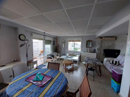 ein Wohnzimmer mit einem Tisch in der Mitte eines Zimmers in der Unterkunft Apartamento Coral con vistas al mar in Playa de Gandia