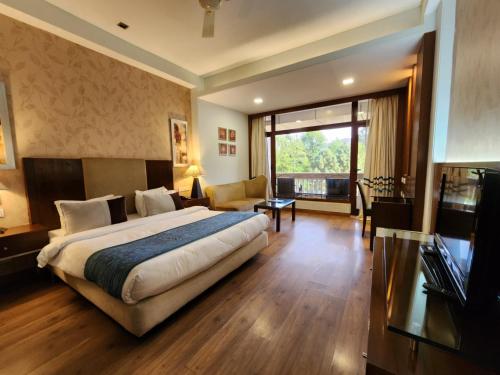 Postel nebo postele na pokoji v ubytování Hotel Royal Ark - Kasauli