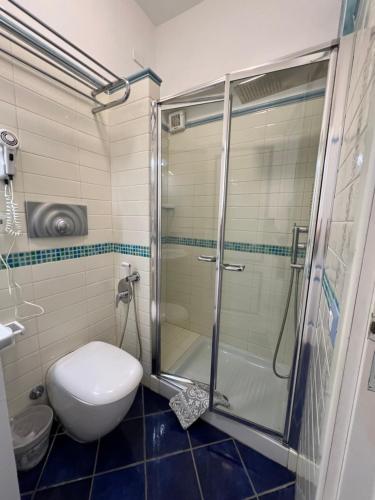 La salle de bains est pourvue d'une douche et de toilettes. dans l'établissement La Giara, à Vulcano