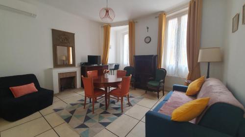 Posezení v ubytování Bel Appartement Typique proche du Palais et Plages