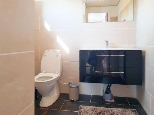 La salle de bains est pourvue de toilettes et d'un lavabo. dans l'établissement Beach/Marina House, à Nørreby