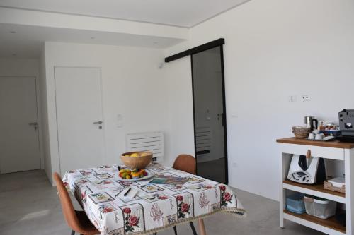 a dining room with a table with a bowl of fruit on it at I Secolari di Giulia 2 in Avola