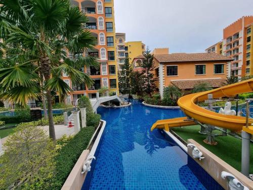 Изглед към басейн в Venetian Riverside Jomtien или наблизо