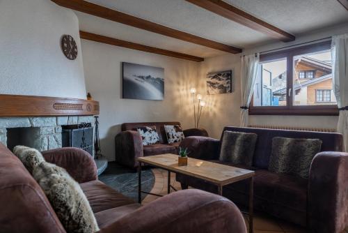 sala de estar con sofás y chimenea en Hotel la Rotonde en Verbier