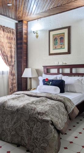 1 dormitorio con 1 cama grande en una habitación en Savoy Palmz en Limbe