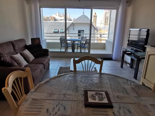 un salon avec une table et un canapé dans l'établissement Les Terrasses de l Atlantique, à Les Sables-dʼOlonne