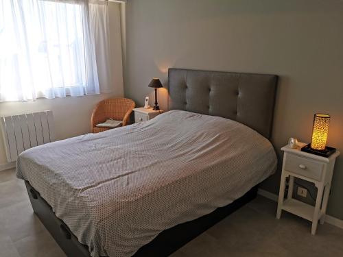 une chambre avec un lit, une chaise et une fenêtre dans l'établissement Les Terrasses de l Atlantique, à Les Sables-dʼOlonne