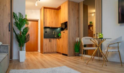salon z kuchnią z drewnianymi szafkami w obiekcie Atlas Design Apartment 2X w Warszawie