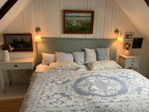 Tempat tidur dalam kamar di Glædegården -Glaede Landhof- 12 beds!