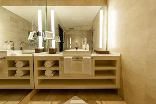 a bathroom with a sink and a large mirror at جناح جونيور بخدمات فندقية الملك فهد in Riyadh