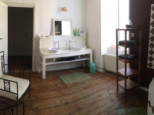 a bathroom with a sink and a mirror at La Cigaline in Laure-Minervois