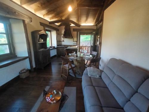 ein Wohnzimmer mit einem Sofa und einem Tisch in der Unterkunft Casa Eladio 