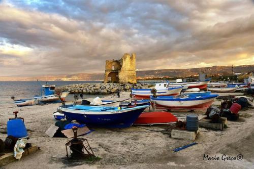 a group of boats sitting on the beach at B & B Il Giardino sul Mare in Briatico