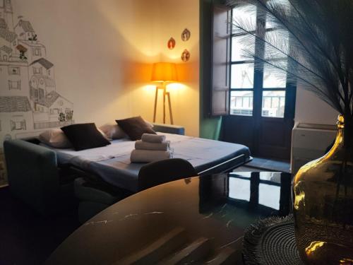 מיטה או מיטות בחדר ב-La Residenza dell' Alloro