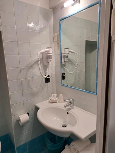 y baño con lavabo y espejo. en Garnì Casa Rabagno, en Malcesine