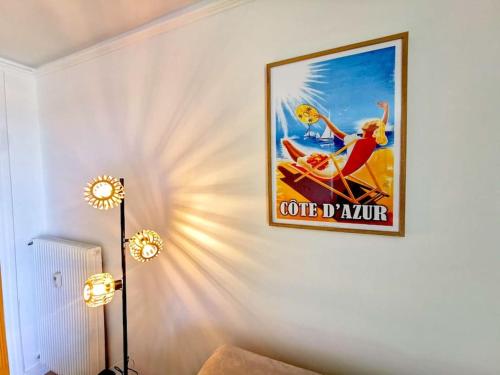 une peinture d'une femme sur une moto sur un mur dans l'établissement Studio terrasse - 2 min de la mer, à Saint-Laurent-du-Var