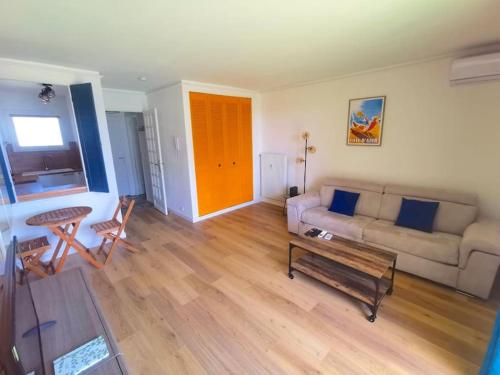 un salon avec un canapé et une table dans l'établissement Studio terrasse - 2 min de la mer, à Saint-Laurent-du-Var