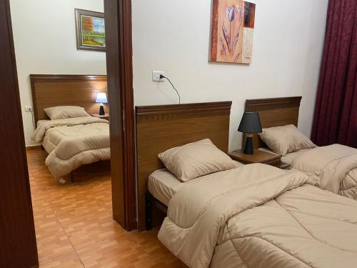 Una cama o camas en una habitación de Sufara Hotel Suites