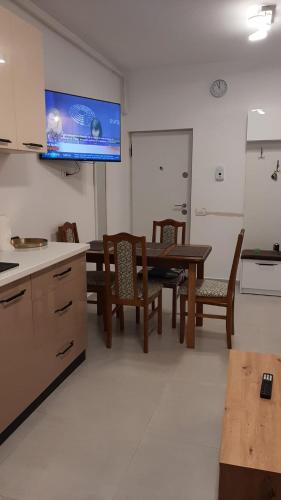 cocina con mesa y sillas en una habitación en Walkie-talkie, en Mamaia Nord – Năvodari