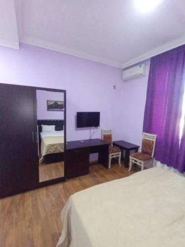 Pokój hotelowy z łóżkiem i lustrem w obiekcie Karizma hotel w mieście Baku