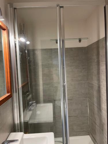 レイヨル・カナデル・シュル・メールにあるLe Rayolのバスルーム(シャワー、トイレ、シンク付)