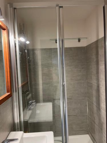 une salle de bain avec une douche, des toilettes et un lavabo dans l'établissement Le Rayol, à Rayol-Canadel-sur-Mer