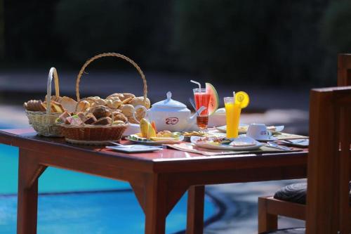 GodakewelaにあるOwin Rich Godakawela - Udawalawe Safari & Cooking Classのピクニックテーブル(食べ物、飲み物付)