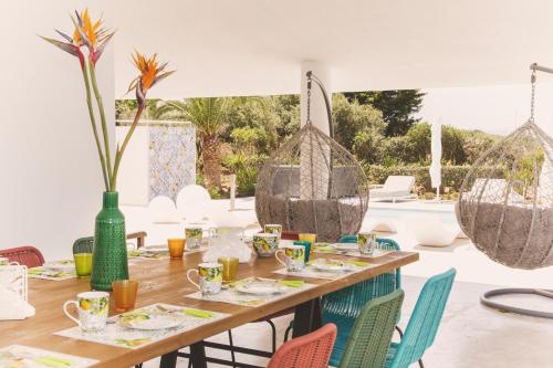 een eetkamer met een lange tafel en stoelen bij Country House con Piscina e Jacuzzi Villa delle Sterlizie in Partinico