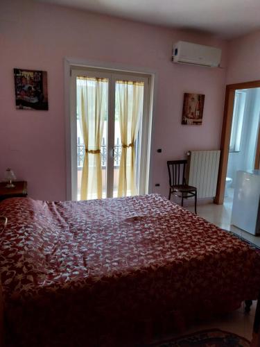 1 dormitorio con cama grande y ventana grande en Casa Bianca, en Sant'Egidio del Monte Albino
