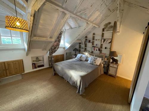 ブイヤントにあるVILLA APOTHEMA meublé de tourisme 4 Etoilesのベッドルーム1室(屋根裏部屋に大型ベッド1台付)